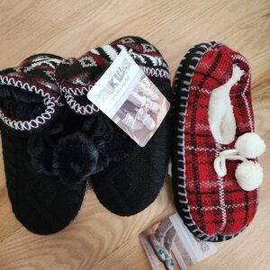 Muk Luks slippers size small 5-6 set of 2